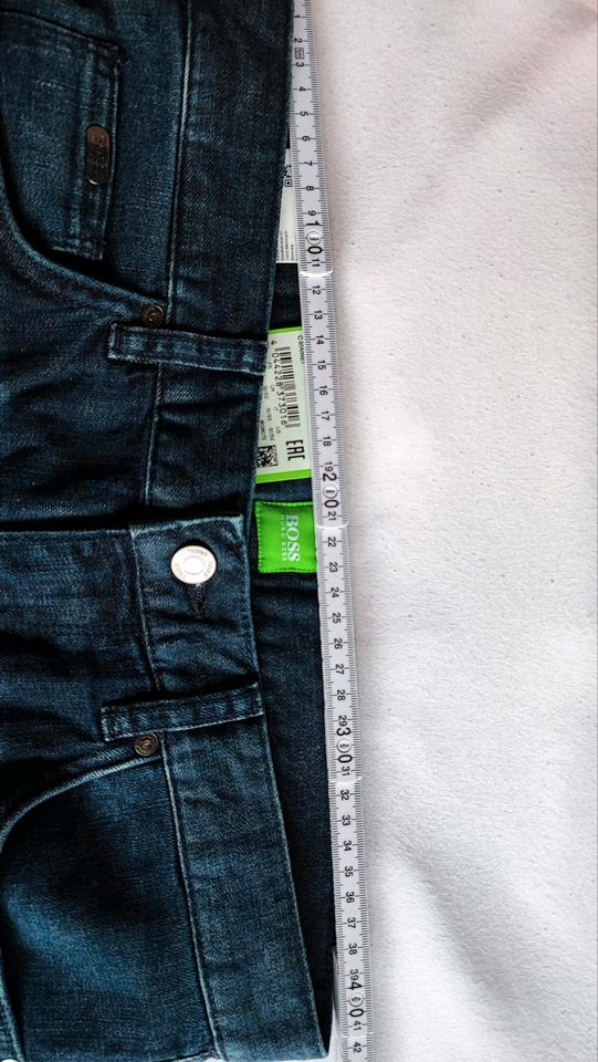 Hugo Boss Jeans NEU dunkelblau Größe 30/32 in Ehringshausen