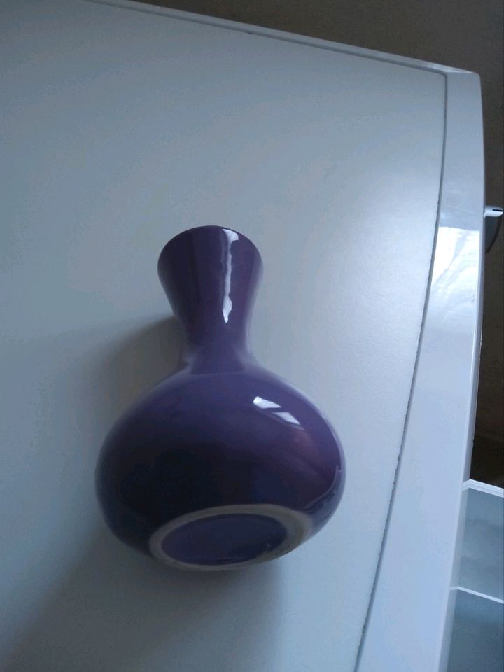 Blumenvase, Vase,  lila,  Höhe ca.  15 cm in Ense