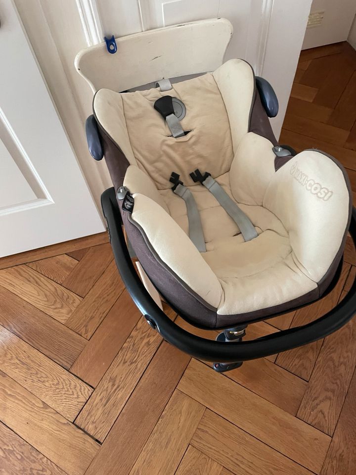 Maxi Cosi + Isofix-Station + Neugeborenen-Einsatz in Stuttgart