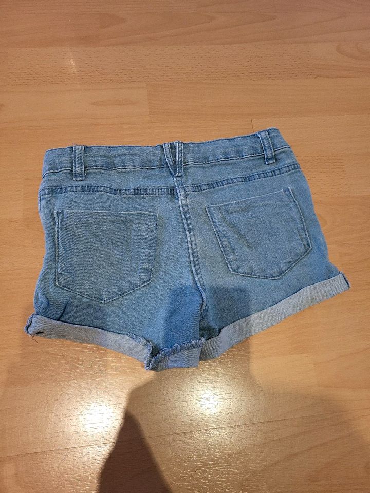 Jeans 140 Shorts Kinderhose Kindersachen Hose in Leipzig