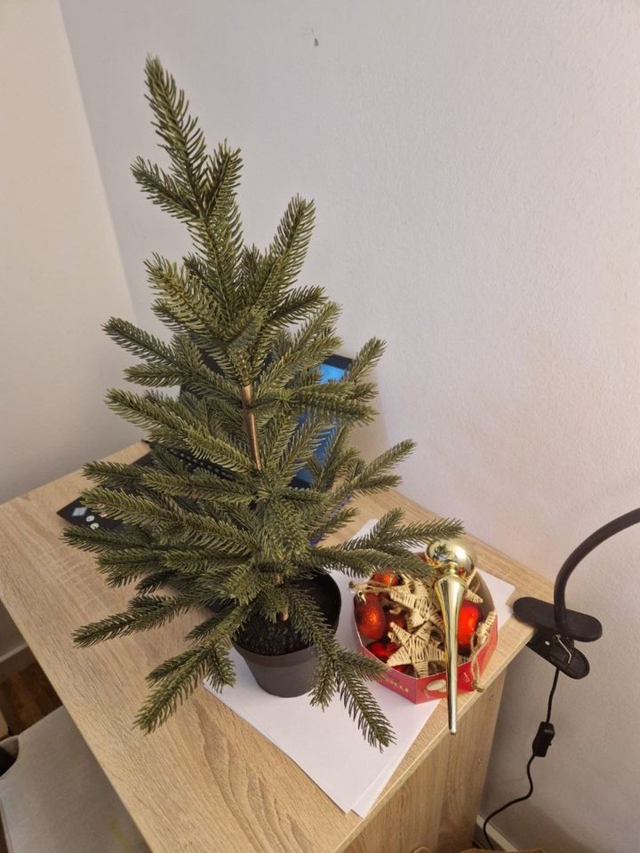 Weihnachtsbaum mit Spielzeug in Berlin