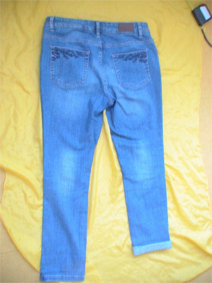 Jeans Jeanshose John Baner dunkelblau bestickt Gr. 38 - 3/4 Länge in Essen-Haarzopf