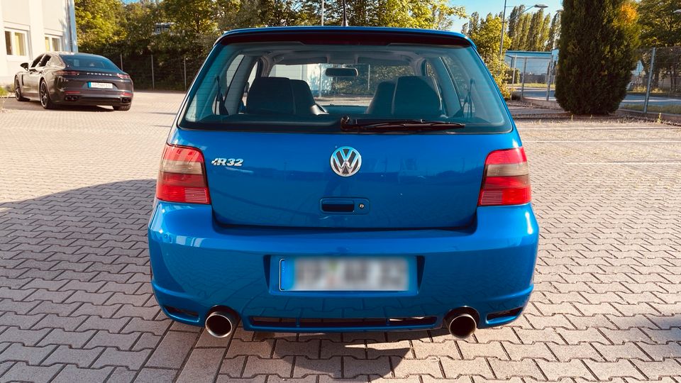 VW Golf 4 R32, Modell 2003, deepblue-perleffekt in Römerberg