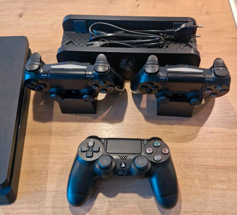 Playstation 4 PS4 3 Controller und Zubehör Top Zustand in Landshut