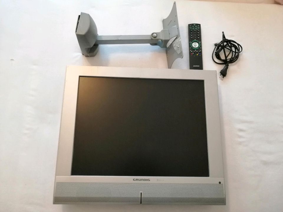 Grundig LCD Fernseher Flachbildschirm 20 Zoll mit Wandhalterung in Hamburg