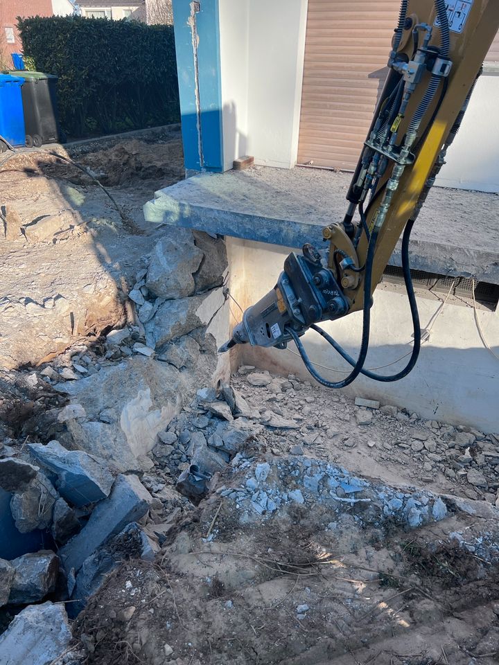 Abbrucharbeiten Abriss, Beton Abbruch Fundament Mauer Betonplatte in Brakel