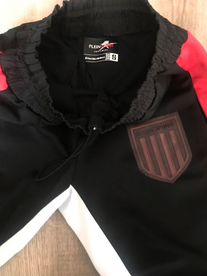 Philipp Plein Jogginghose schwarz (rot/weiß) Gr. S in Neu-Isenburg