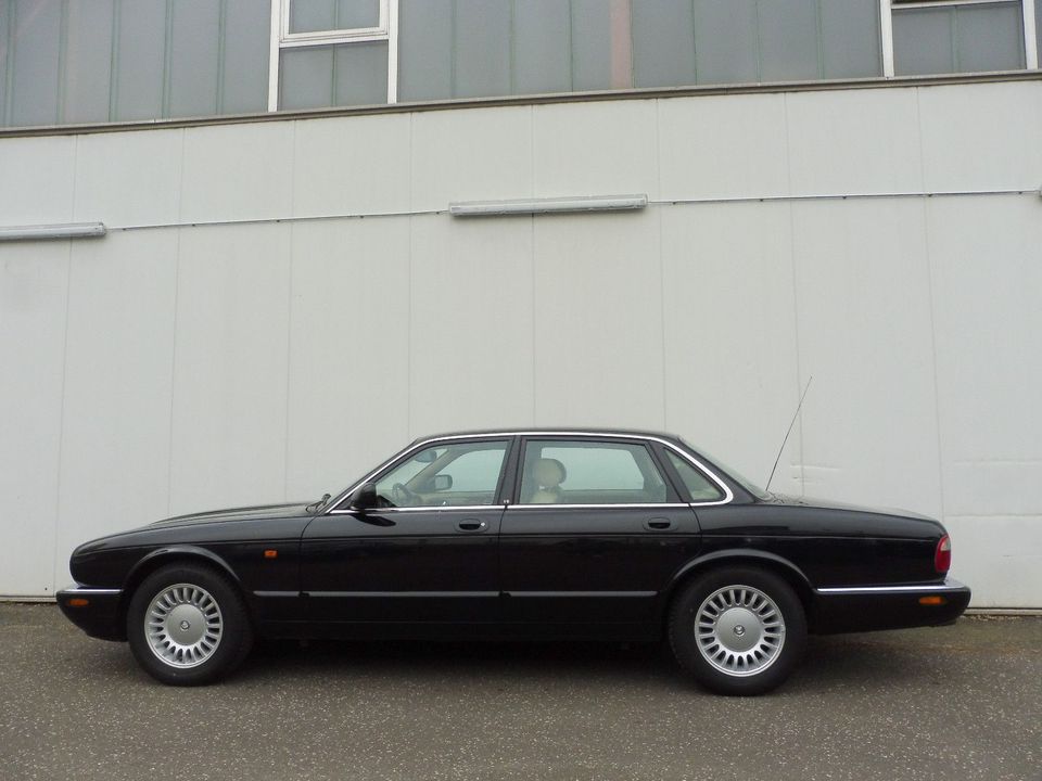 Jaguar XJ8 3.2 V8 aus Doktorenhand in Hamburg