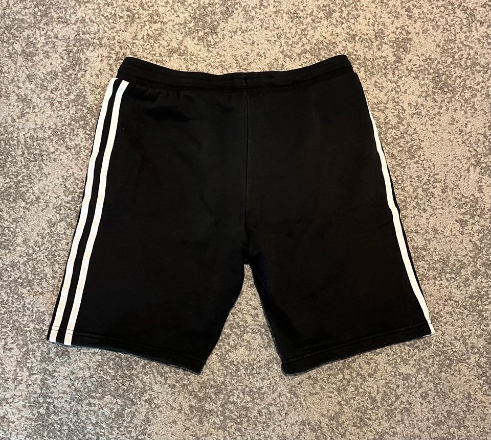 Adidas Shorts schwarz Größe 158 in Wörrstadt