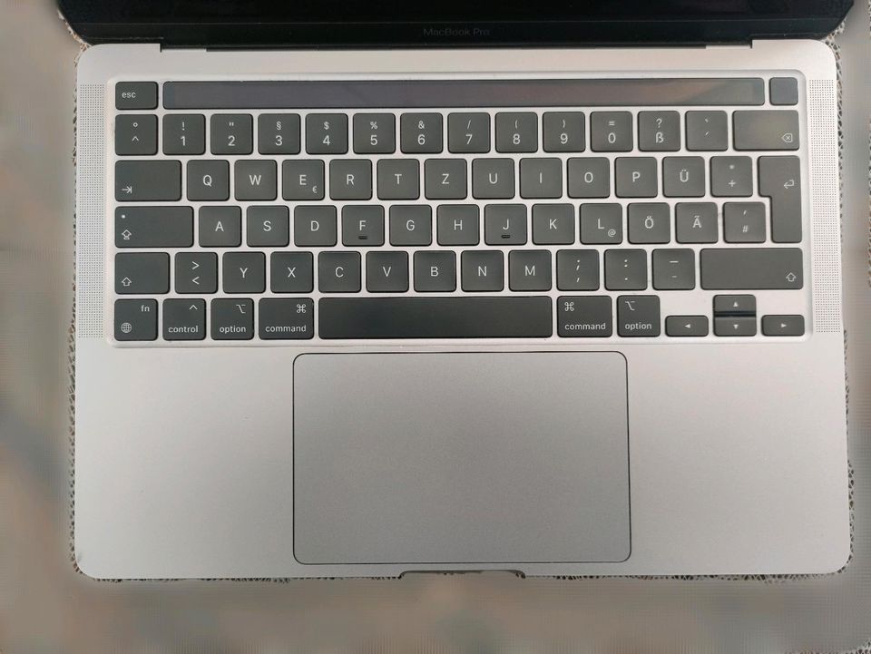 Apple MacBook Pro 13 Zoll (256GB SSD, M1, 8GB) Laptop - Space Gra in Zwickau