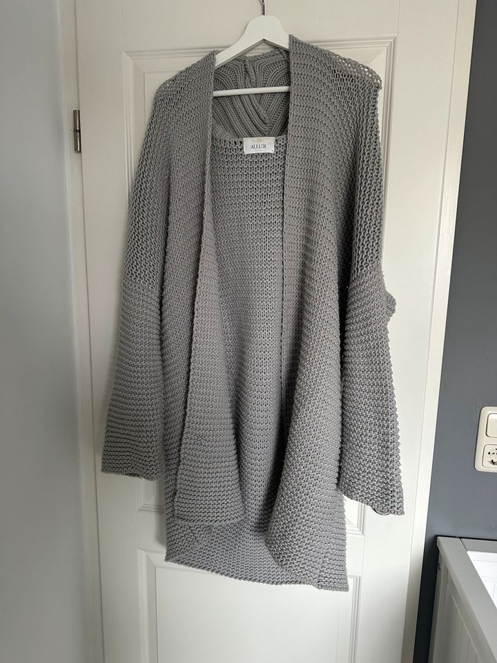 Schicke Strickjacke / Strickponcho Allude in Lübeck