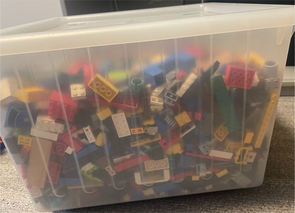 Lego Box mit verschiedenen und bunten Steinen in München