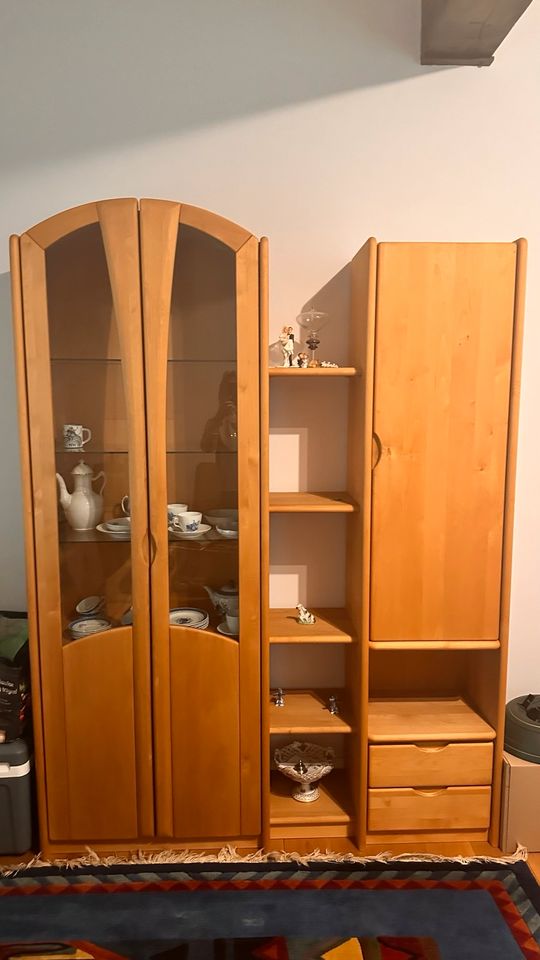 Wohnzimmerschrank mit Vitrine und Beleuchtung in Salzhausen