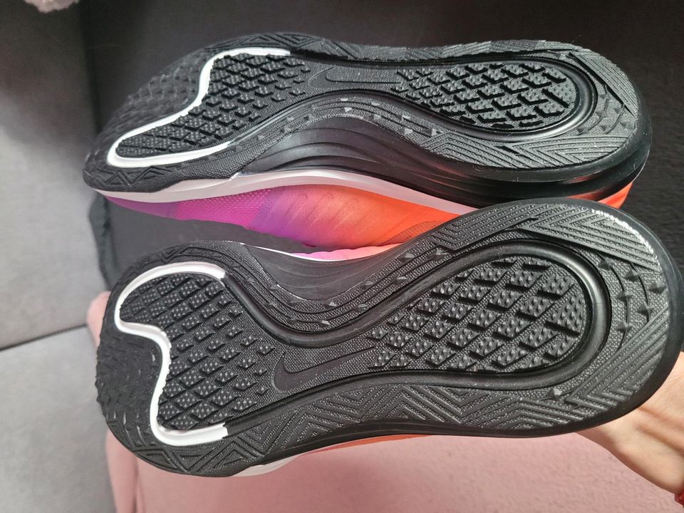 Nike Dual Fusion TR 4 Print Größe 37,5 lila Sneaker Sport Schuhe in Fulda