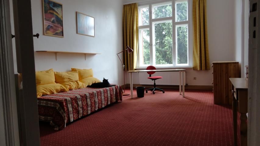 Zimmer frei in 3er-WG 45plus - zentral und grün in Berlin