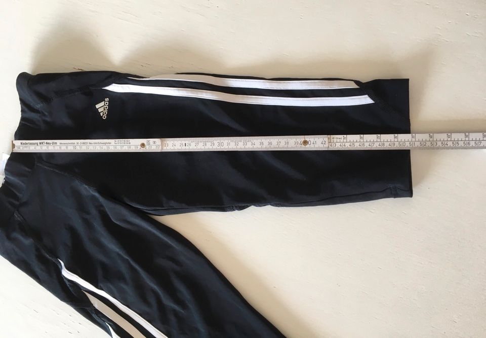 Adidas Sporthose capri, Mädchen schwarz, Gr. 140 in Nesselwang