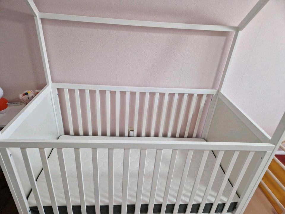 Kinderbett HAUSBETT weiß, 75 x 144 cm, inkl. passender  Matratze in Porta Westfalica