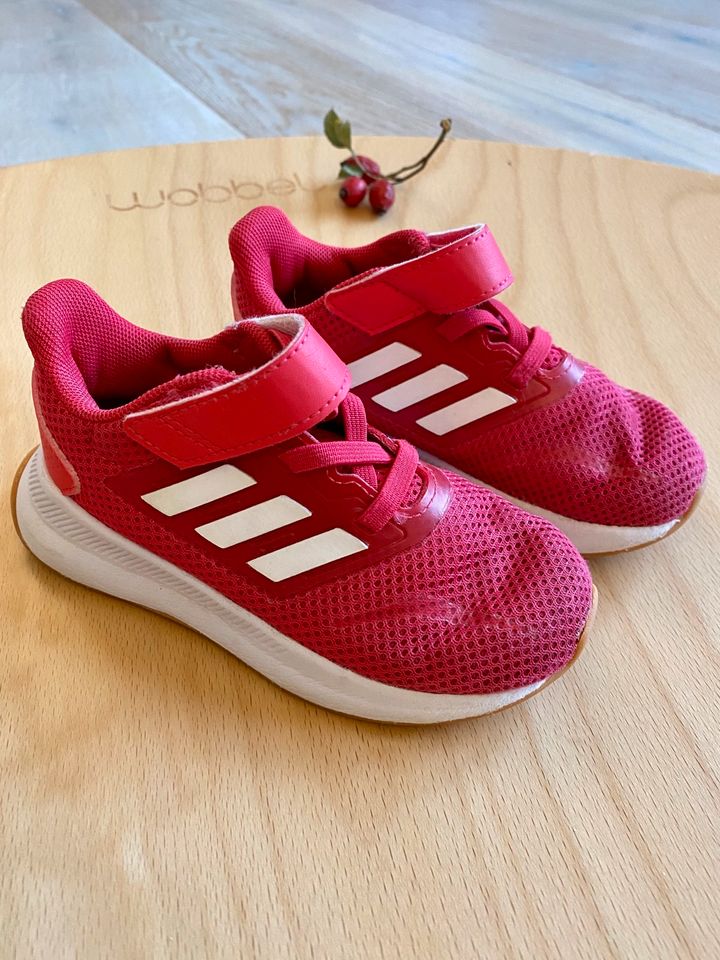 Sportschuhe der Marke „Adidas“ Größe 25 in Algermissen