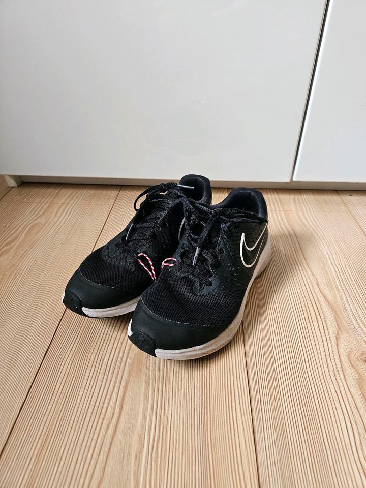 Nike Sportschuh Star Runner Größe 35,5 schwarz weiß in Eichenzell