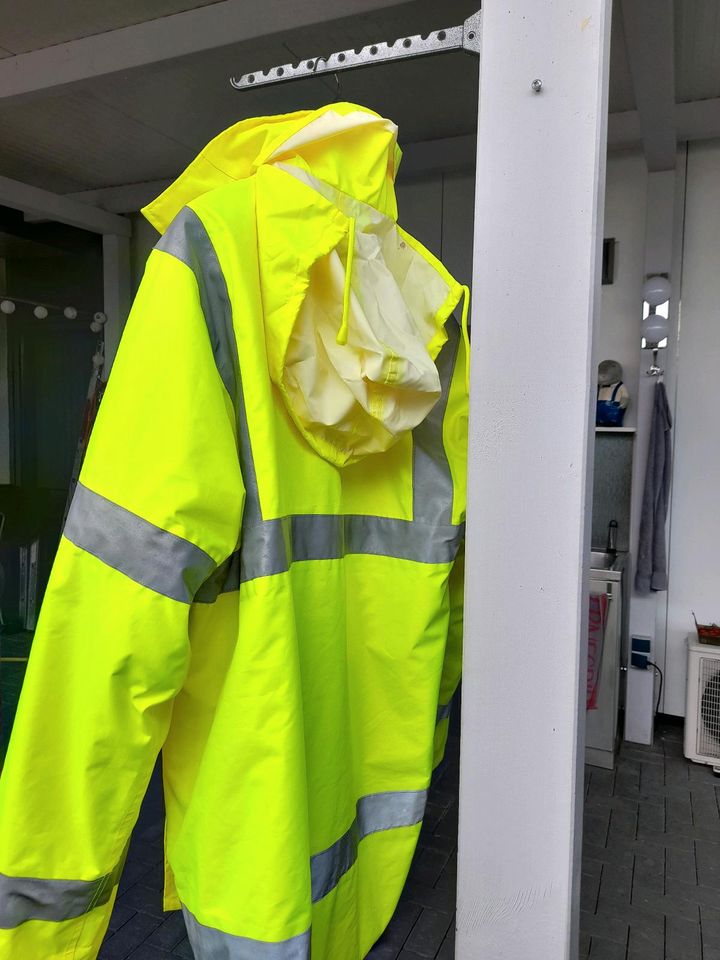 Arbeitsjacke mit reflektierenden Streifen in Coppenbrügge