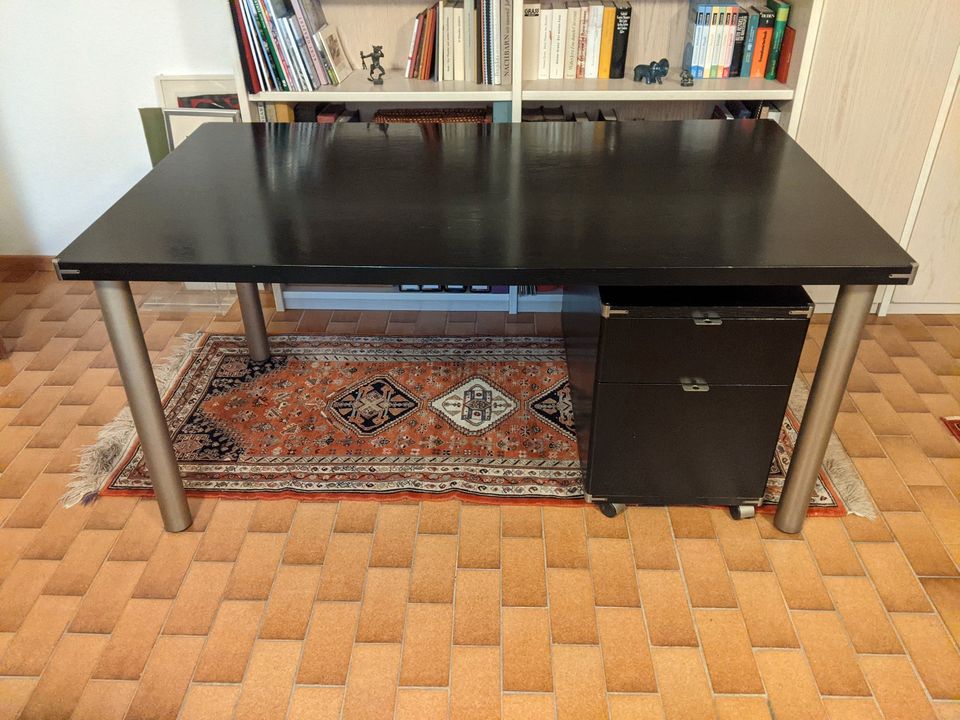 schwerer Schreibtisch aus Eschenholz; Farbe schwarz in Göppingen