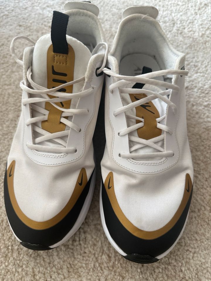 NIKE Sneaker weiß gold Gr.5,5 in Taunusstein