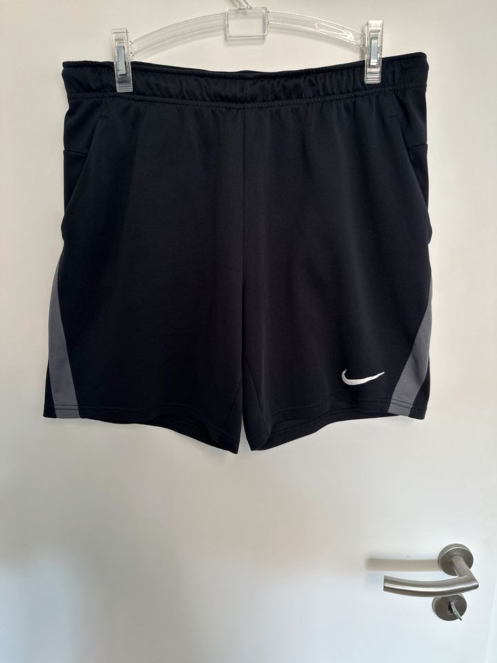 Nike Kurze Sporthose in Brandenburg an der Havel