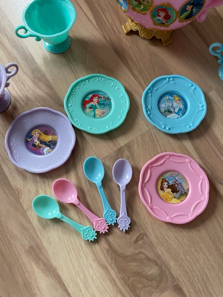 Puppengeschirr Plastik Disney komplett Pastel in Bremen