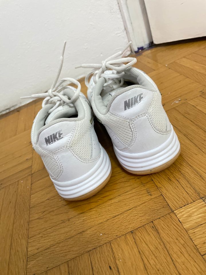 Nike court shuttle 3 Schuhe Sneaker silber weiß Größe 40,5 in Kaltenkirchen