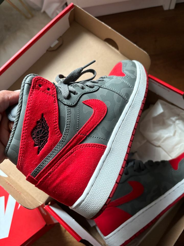 Jordan 1 red/grey/camouflage in Altlußheim