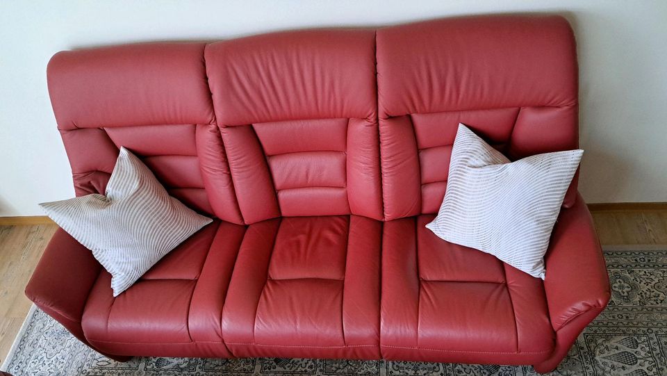 Rotes Sofa mit Echtleder und Federkern in Jever