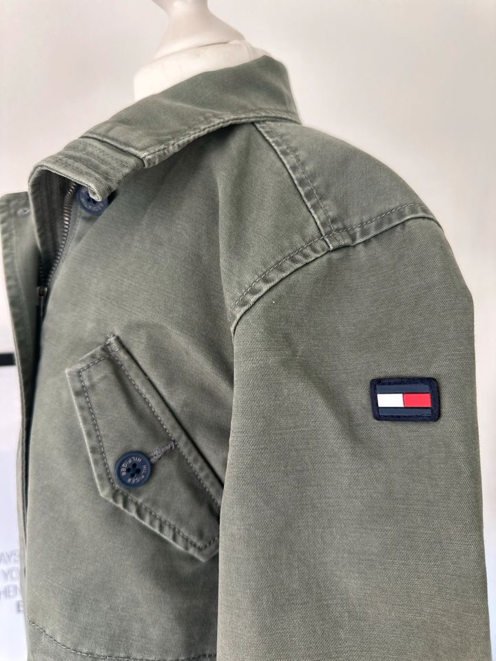 Coole Tommy Hilfiger Jacke Gr. 128 - top! in Wuppertal