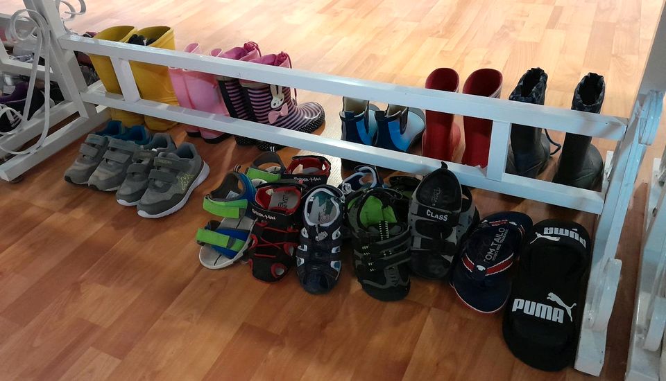 Kinder Schuhe Sandalen Hausschuhe Gummistiefel verschiedene Größe in Broderstorf