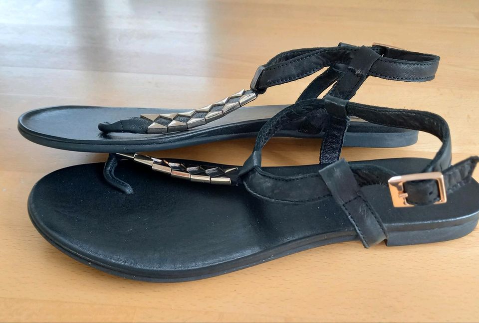 Leder-Zehen-Sandalen,schwarz, Größe 40 in Lügde