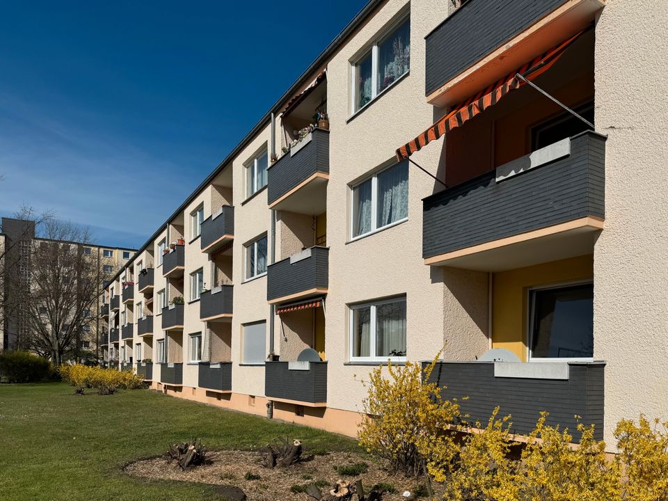 Bezugsfreie helle 2-Zimmerwohnung mit Essdiele und Balkon in Berlin-Gropiusstadt in Berlin