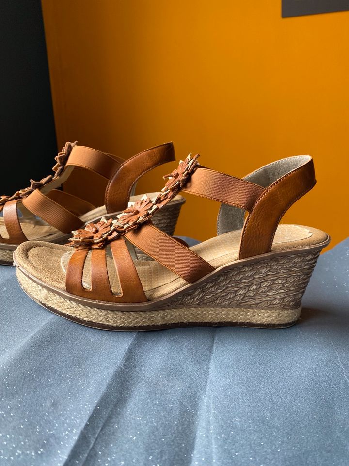 Rieker 39 Leder Keilabsatz Sandalen Sandaletten Blumen in Berlin