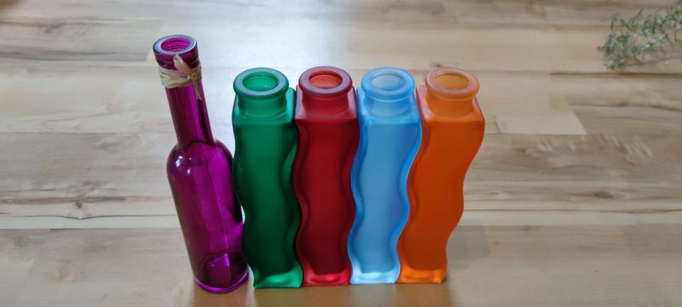 Bunte Vasen aus Glas in Schliengen