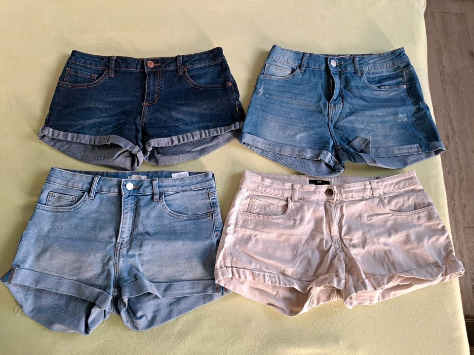Damen Jeanshosen Jeansshorts Shorts kurze Hose Hotpants Größe S/M in Grimmen