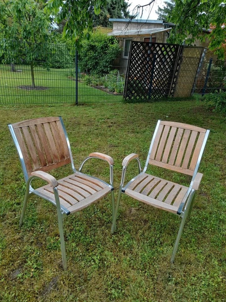 Gartenstühle mit Tisch in Leipzig