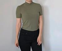 Grünes T-Shirt mit Stehkragen gestreift von Pieces Dresden - Pieschen Vorschau
