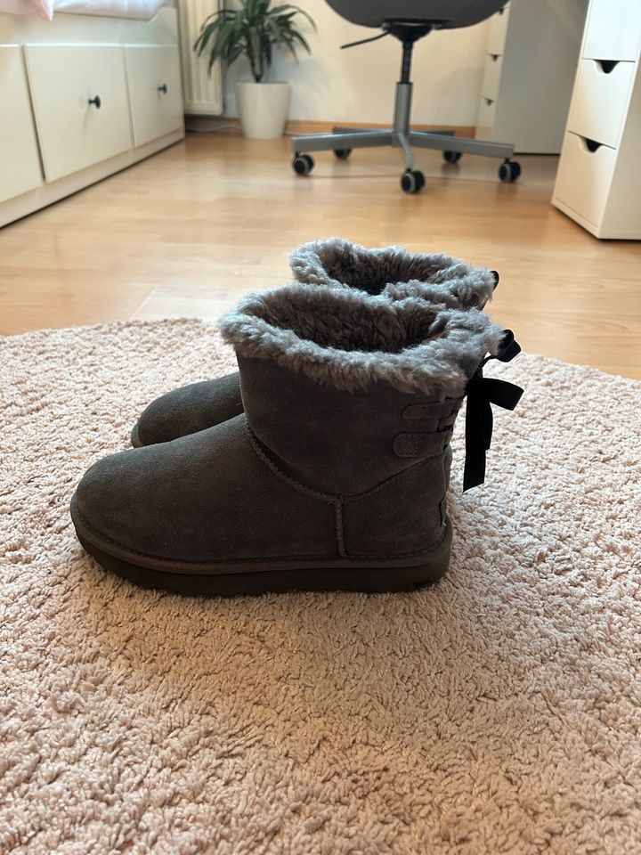 UGG Boots Dunkelgrau mit Schleifen Größe 38 in Oberhausen