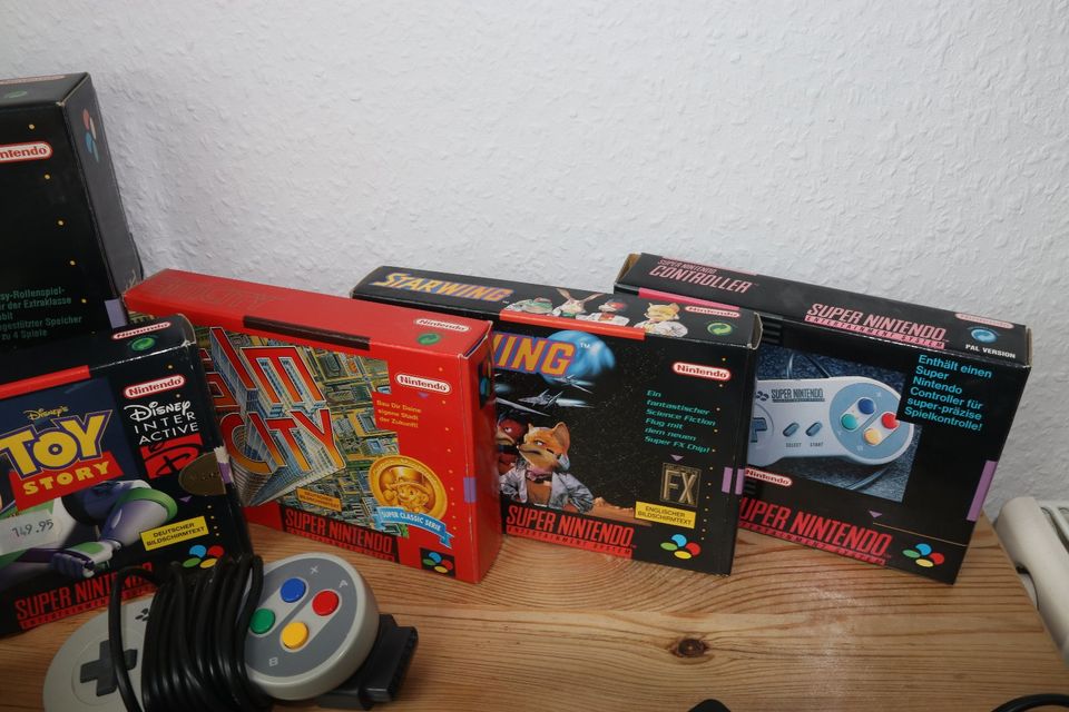 Super Nintendo + Spiele + Controller + Game Boy Adapter in Fürth