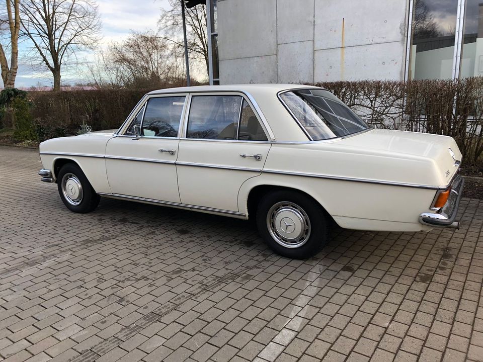 Mercedes Benz W115 200 Automatik strich/8 H-Zulassung Oldtimer in Kösching