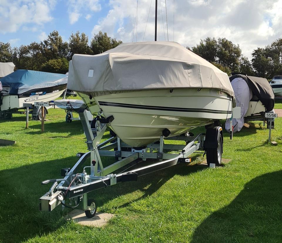 Sportboot Ryds 510 GTI mit  neuwertigen Straßentrailer in Fehmarn