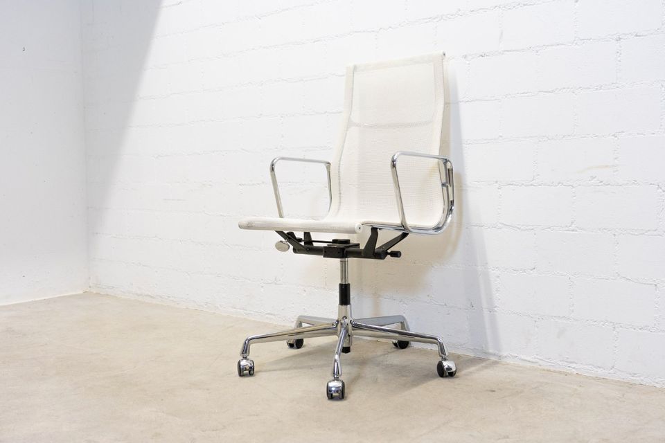 Vitra Eames Aluminium Chair EA 119 Netz weiss in Gottmadingen