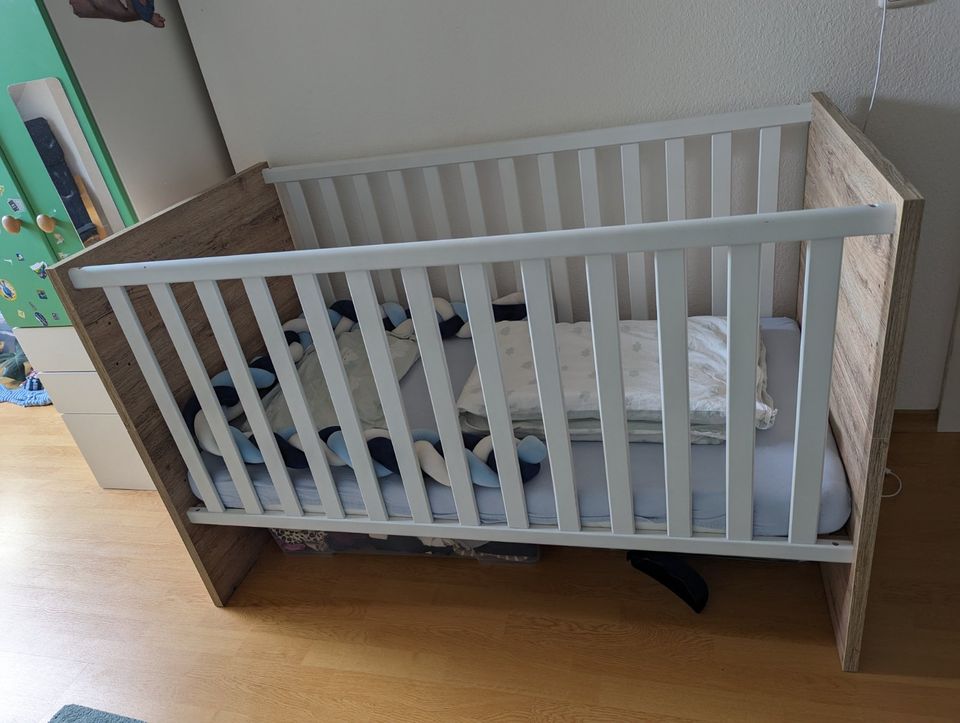 Baby-/Kleinkindbett von Höffner, höhenverstellbar, 140x70cm in Dresden