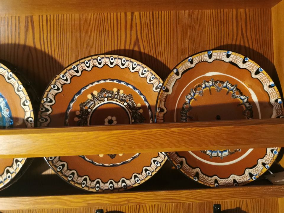 Bulgarische Keramik, 8 große Teller in Neckargemünd