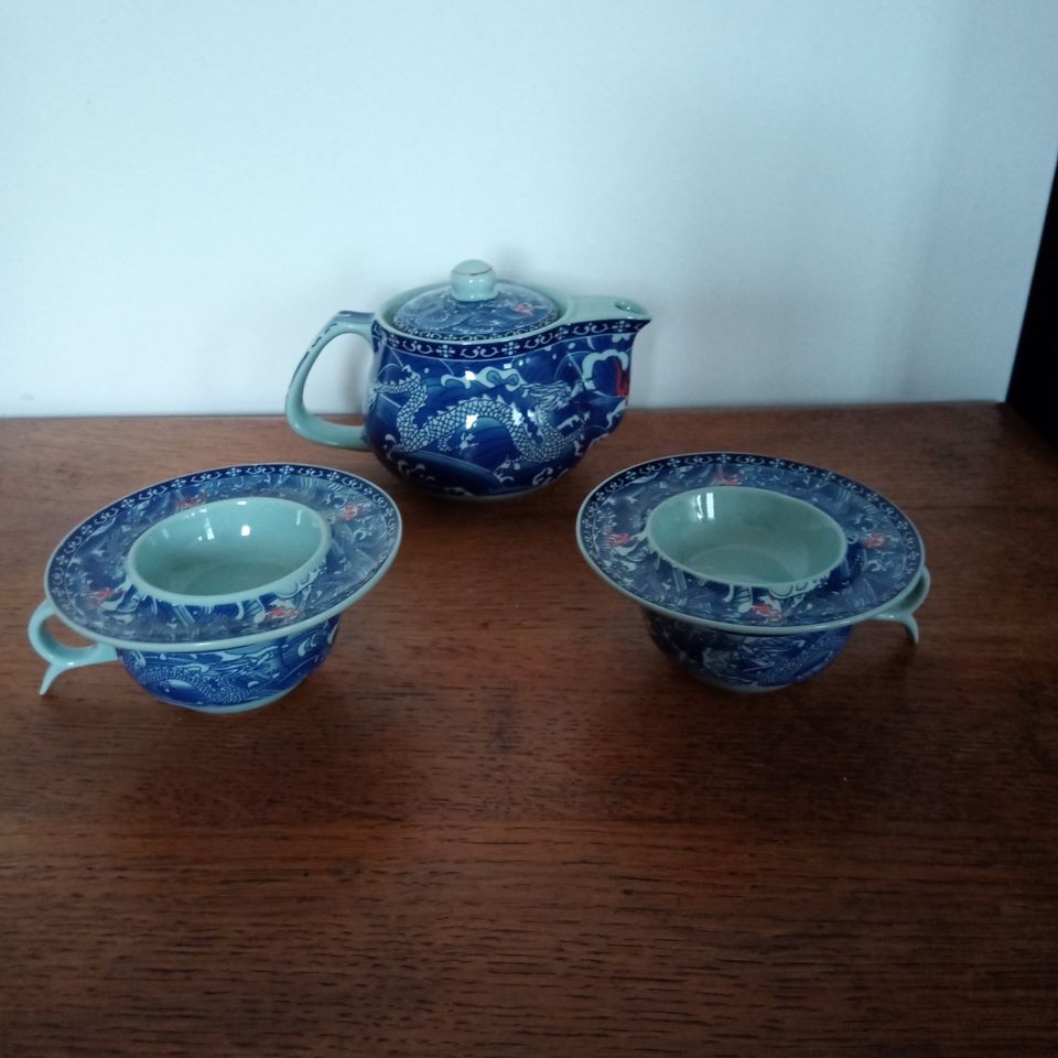 kleine Teekanne 2 Tassen und 2 Schalen/ Teller asiatisch Drache in Braunschweig