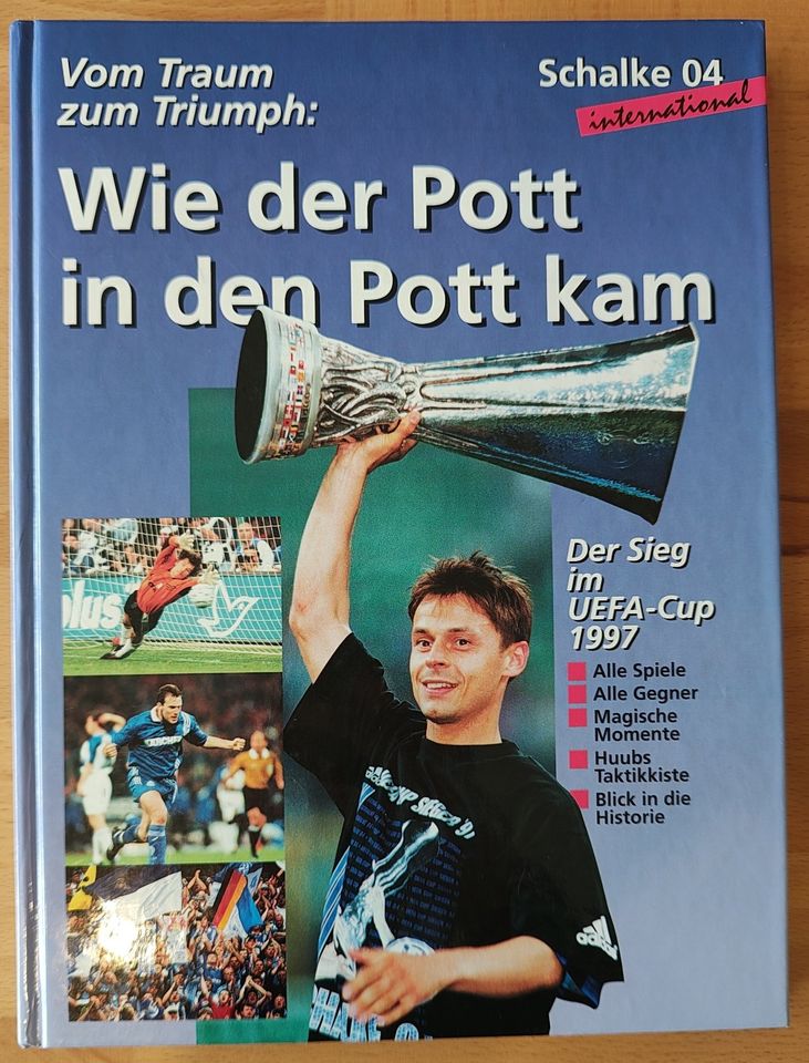 Schalke Bücher für Fans, eins mit Original-Autogramm Rudi Assauer in Herten