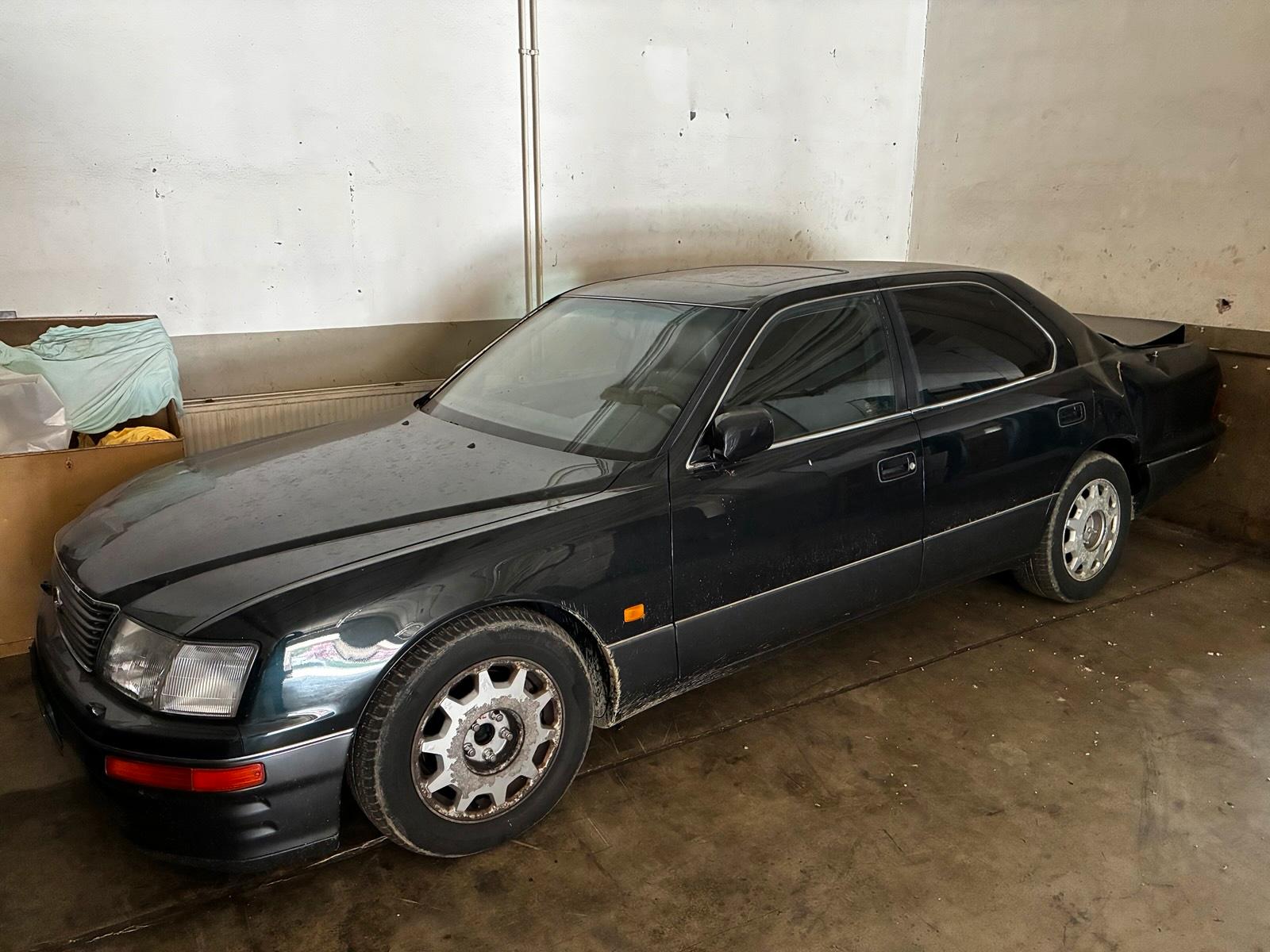 Abbildung des Autos Lexus LS400 mit Heckscha…
